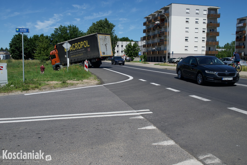 Ciężarówka wjechała do rowu na Gostyńskiej