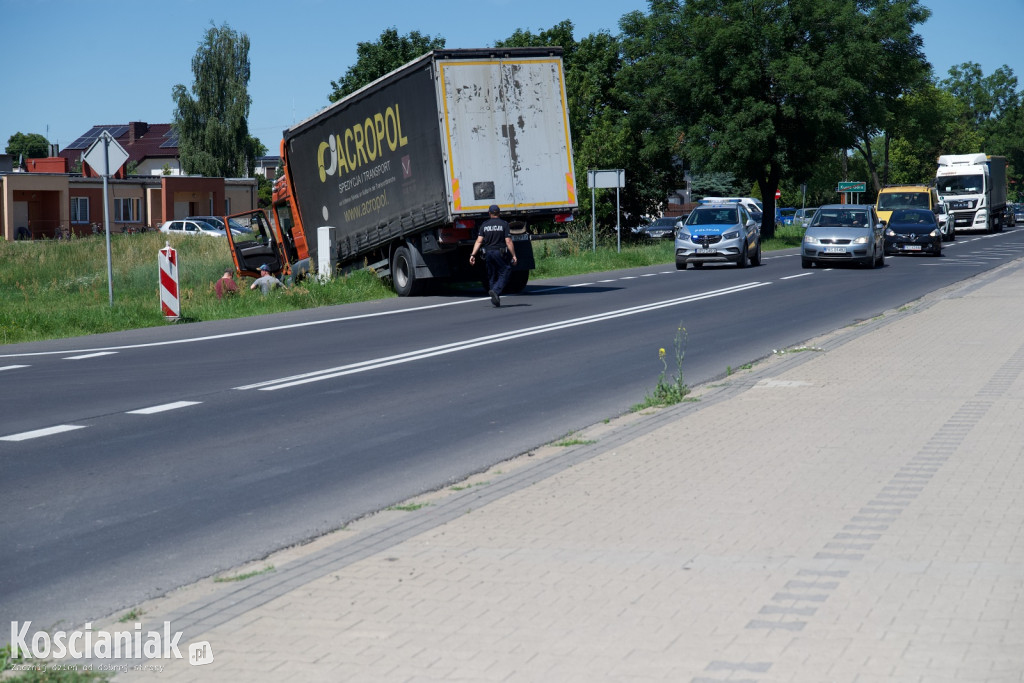 Ciężarówka wjechała do rowu na Gostyńskiej
