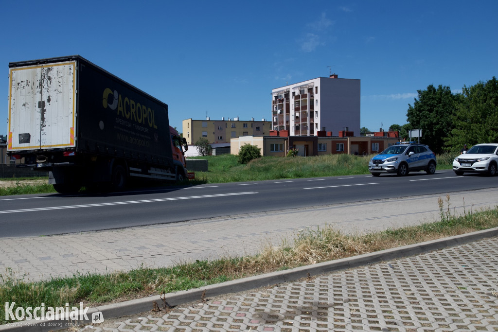 Ciężarówka wjechała do rowu na Gostyńskiej