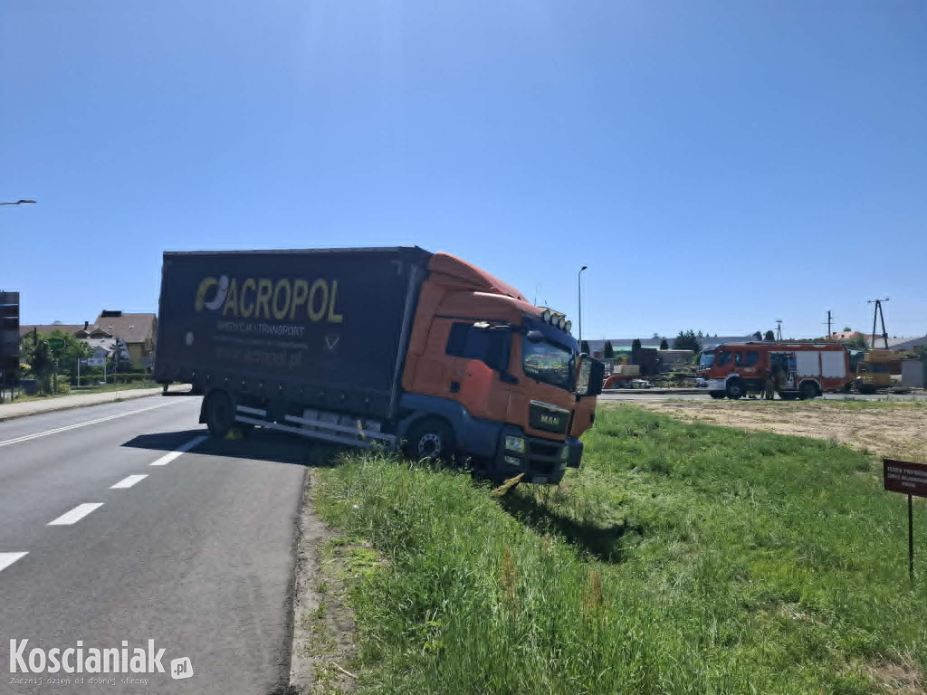 Ciężarówka wjechała do rowu na Gostyńskiej