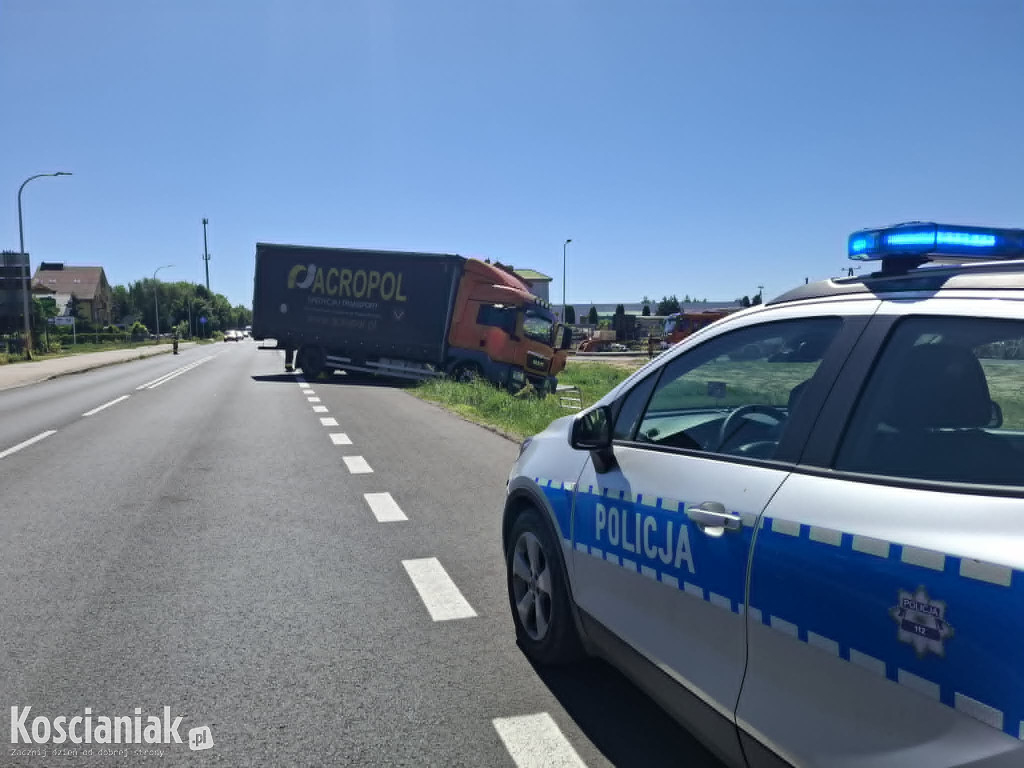 Ciężarówka wjechała do rowu na Gostyńskiej