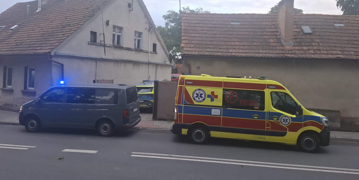 Nożownik zabarykadował się w mieszkaniu
