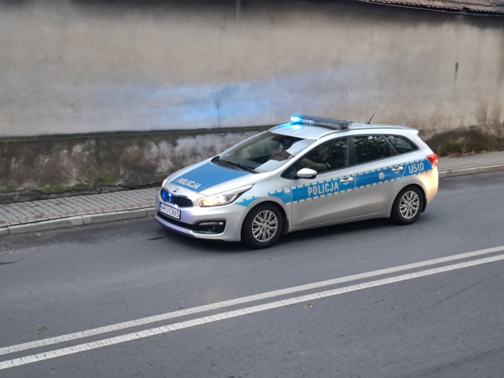 Nożownik zabarykadował się w mieszkaniu