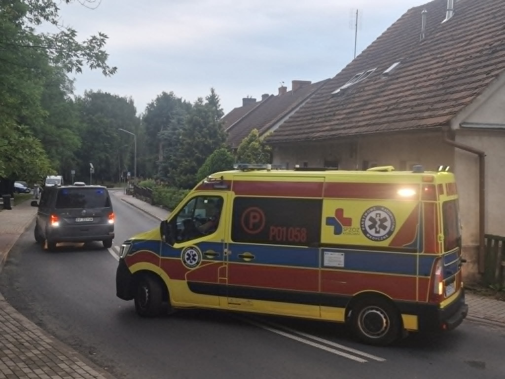 Nożownik zabarykadował się w mieszkaniu