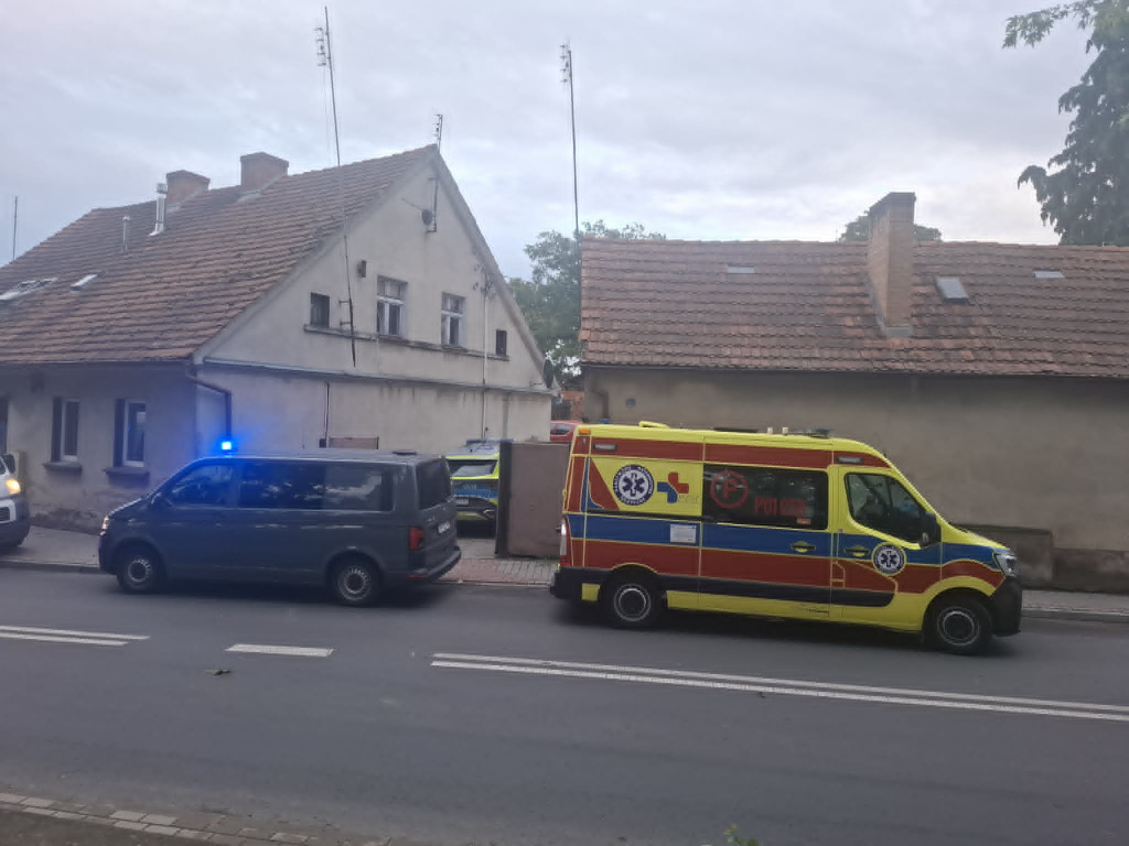 Nożownik zabarykadował się w mieszkaniu
