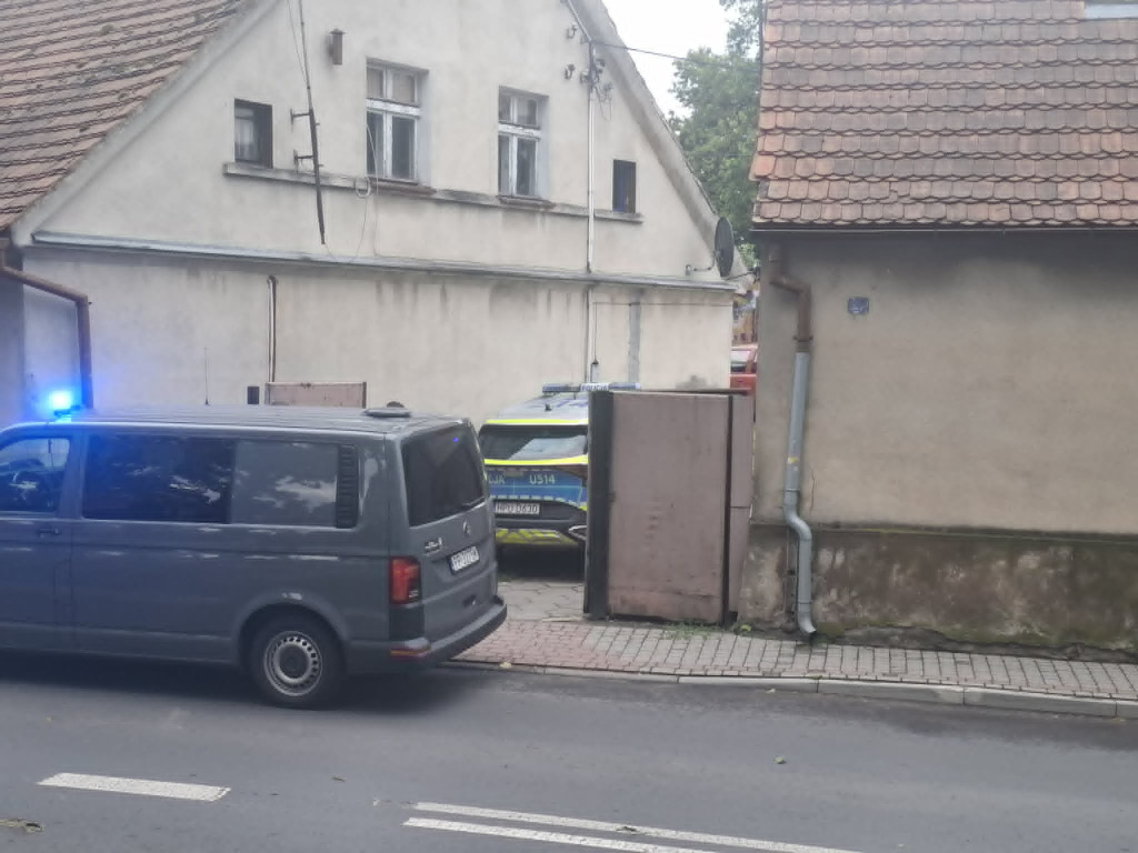 Nożownik zabarykadował się w mieszkaniu
