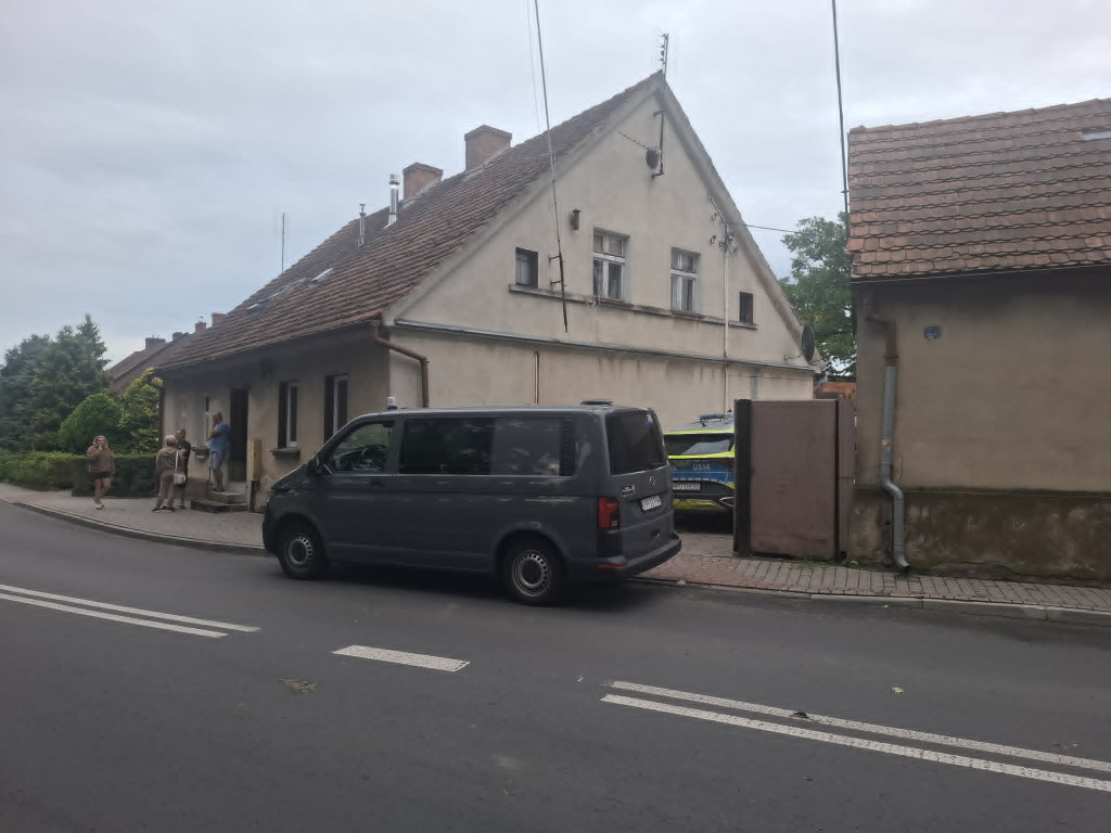 Nożownik zabarykadował się w mieszkaniu