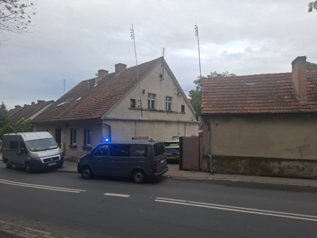 Nożownik zabarykadował się w mieszkaniu