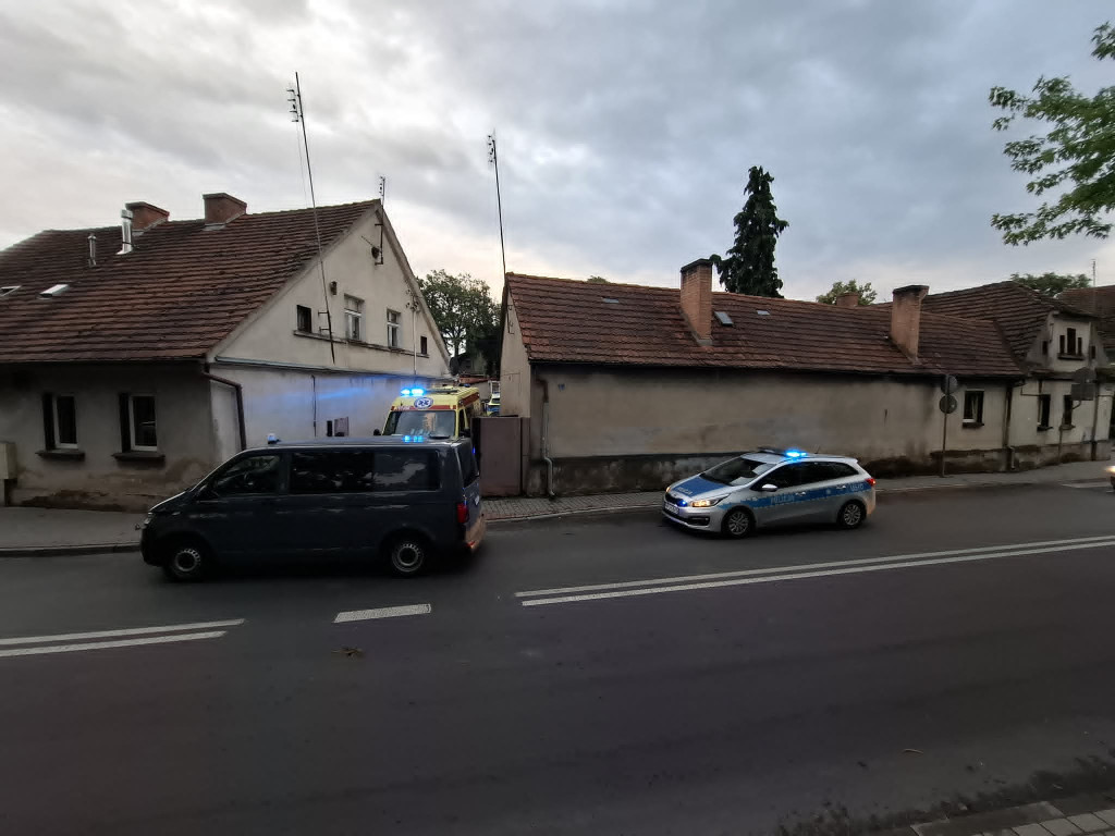 Nożownik zabarykadował się w mieszkaniu