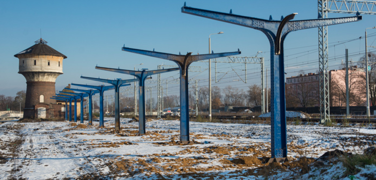 Filary zabytkowej wiaty z peronu kościańskiego dworca już stoją [ZDJĘCIA]