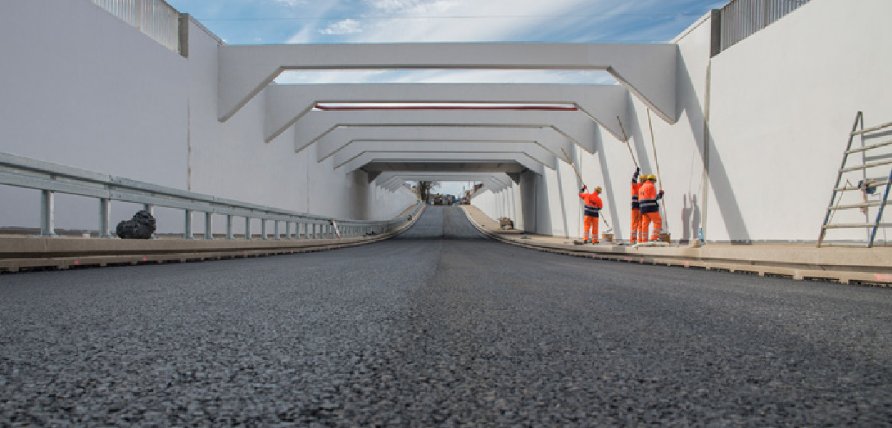 Pod wiaduktem na Gostyńskiej jest już pierwszy asfalt