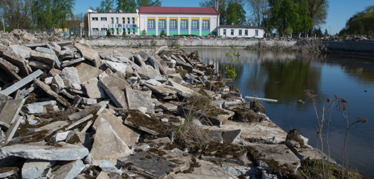 Trwa rozbiórka basenu na Łazienkach [ZDJĘCIA]