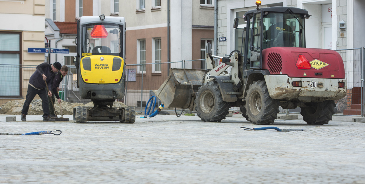 Przejęcie placu budowy przez nowego wykonawcę przebiegło sprawnie. Po kilku dniach ekipa robotników pojawiła się na Rynku.