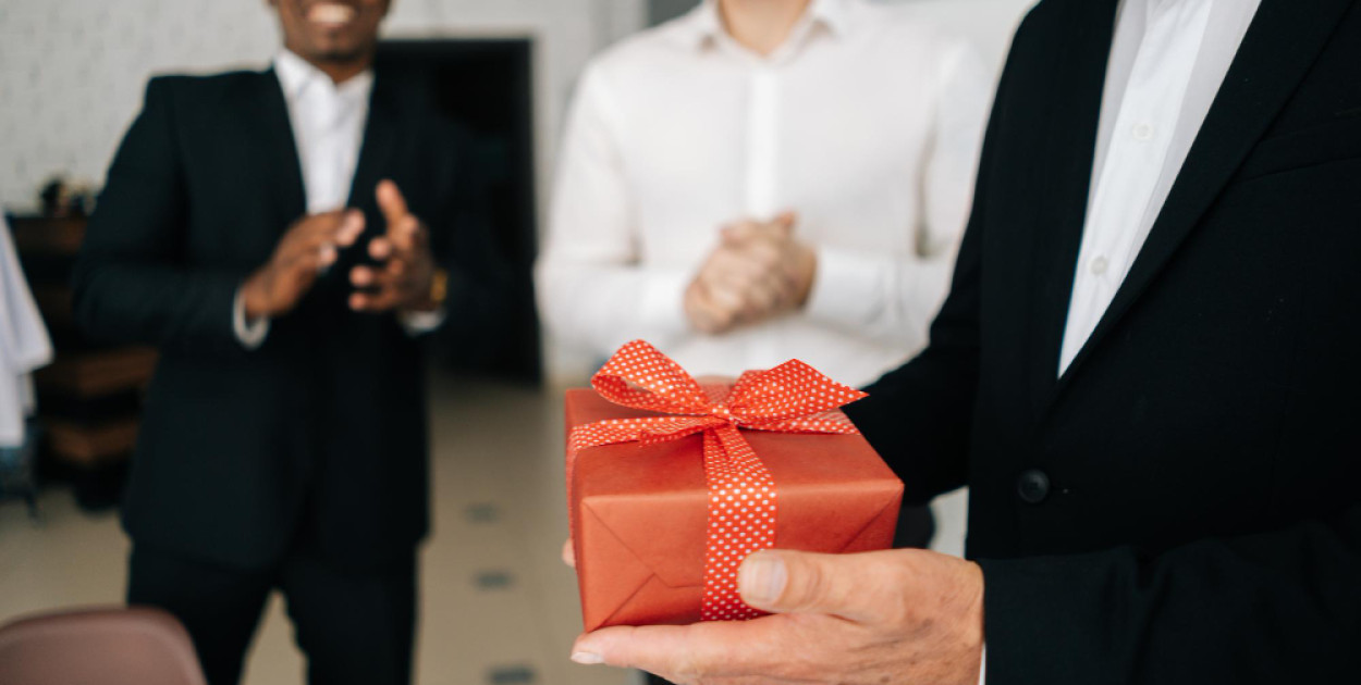 Świąteczne prezenty w firmie. Kto i kiedy jest zobowiązany do zapłaty podatku?