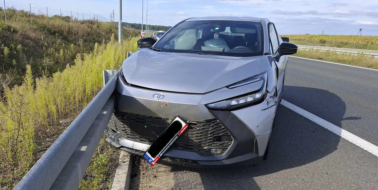 Wjechał w bariery na S5. Za szybko jechał [ZDJĘCIA]