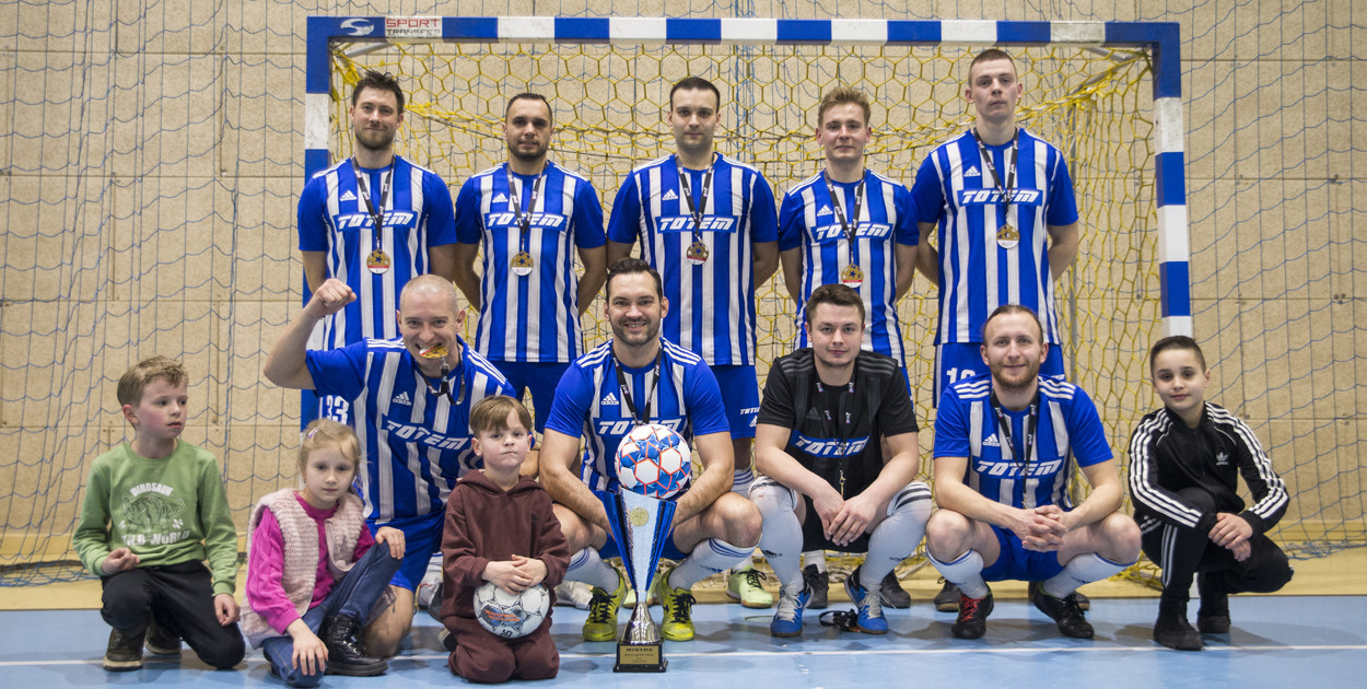 Na zdjęciu drużyna Totem, zwycięscy tegorocznej edycji Miejskiej Ligi Piłki Halowej w Kościanie.