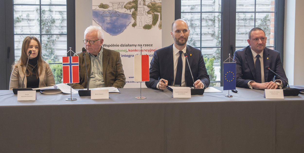 W konferencji poza Oysteinem Aasaarenem reprezentującym Norweską Grupę Leśną, wziął udział burmistrz Konrad Malicki i jego zastępca Andrzej Socha.