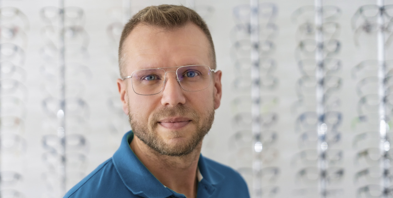 Daniel Majchrzak, optometrysta z salonu optycznego Wizjoner w Kościanie.