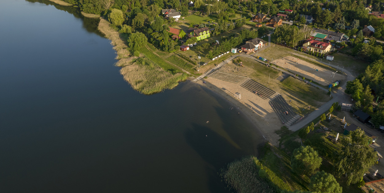 Plaże w Cichowie przygotowano do sezonu nawożąc świeży piasek.