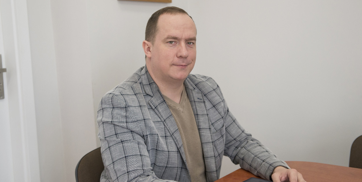 Piotr Błaszkowski, dyrektor CK i kapelmistrzem Młodzieżowej Orkiestry Dętej w Śmiglu.