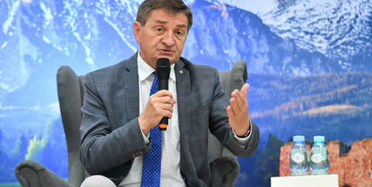 fot. PAP/W. Jargiło, Szef KPRM Marek Kuchciński podczas Międzynarodowej Konferencji Klubu Europy Karpat Między informacją a dezinformacją