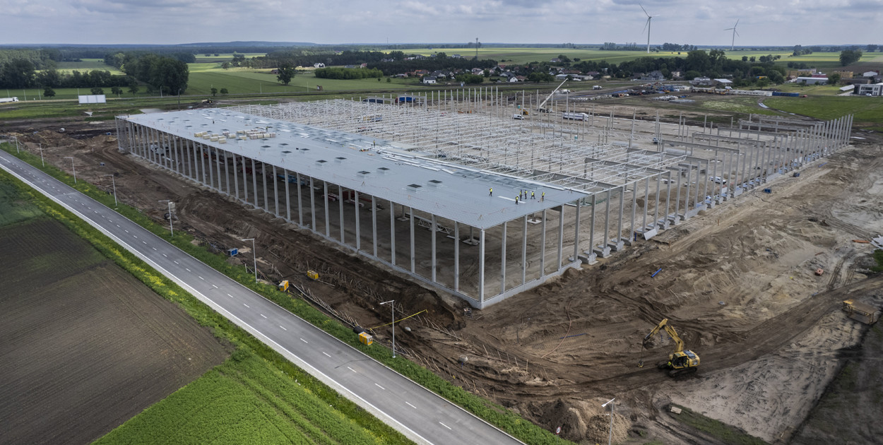 Prace przy budowie centrum logistycznego w Głuchowie przebiegają bardzo sprawnie. Zdjęcie wykonane pod koniec maja br. 