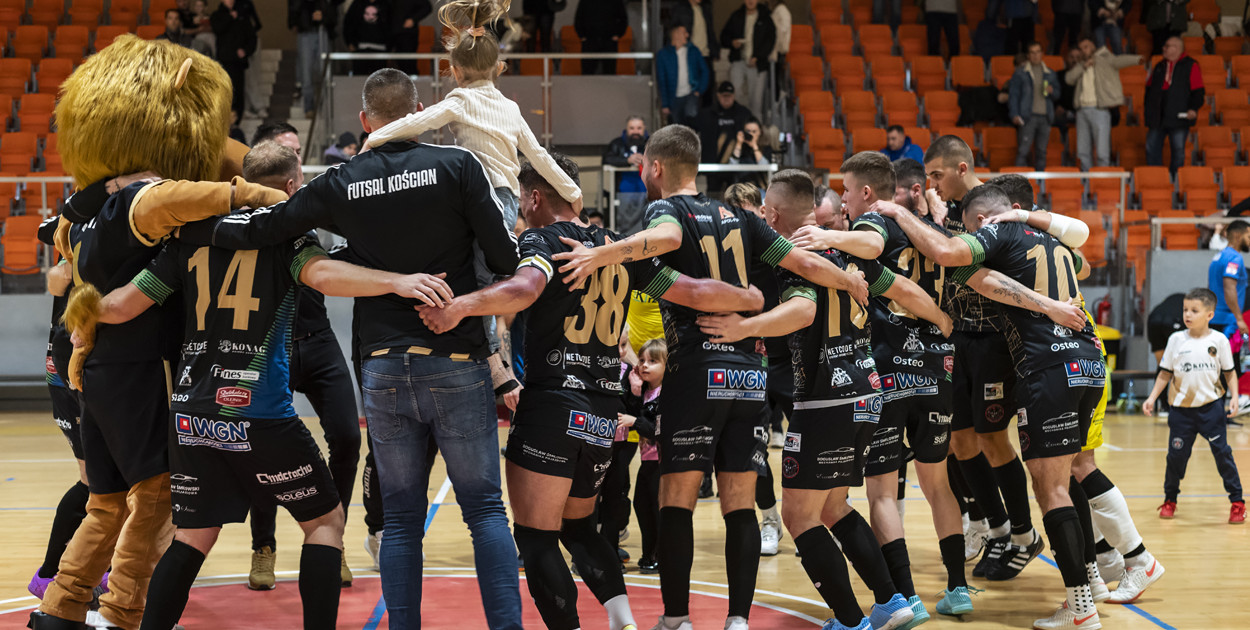 Radość drużyny Tartak Krzemiński Futsal Kościan po domowym zwycięstwie nad Zawiszą Bydgoszcz.