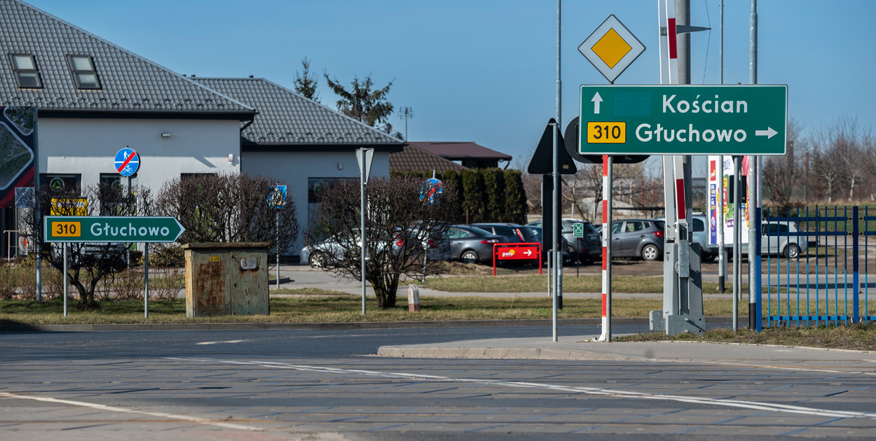 Obecnie droga wojewódzka nr 310 przebiega przez ścisłe centrum miasta, gdzie krzyżuje się z linią kolejową E-59.