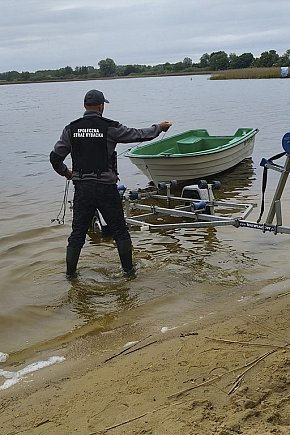 Kontrolowali wędkarzy nad jeziorami powiatu-3643