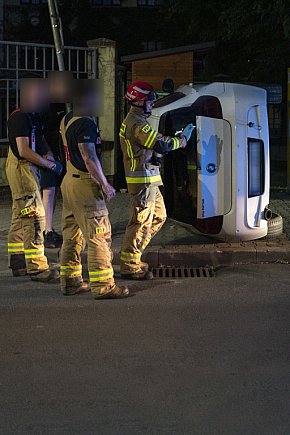 BMW wypadło z drogi i przewróciło się na bok-3804