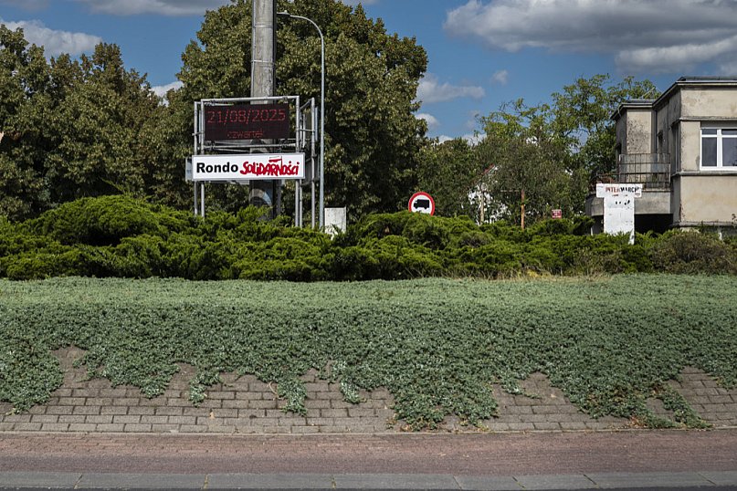 Zegar na rondzie Solidarności już działa