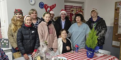 Świąteczna akcja: przekazanie cyprysów seniorom [ZDJĘCI-80848