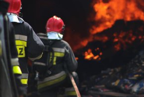 Nocny pożar na składowisku w Przysiece Polskiej-82575
