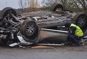 Pijany kierowca dachował za Radomickiem. Miał ponad 2 promile! [ZDJĘCIA]-85450