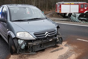 Kolizja dwóch aut przed Racotem. Jeden pojazd w rowie [ZDJĘCIA]-85881