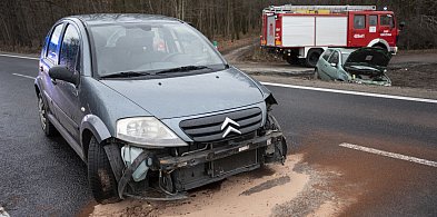 Kolizja dwóch aut przed Racotem. Jeden pojazd w rowie [ZDJĘCIA]-85881