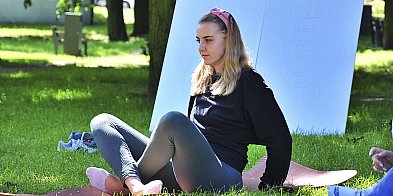 Świętowali Międzynarodowy Dzień Jogi w cieniu drzew [ZDJĘCIA]-87916