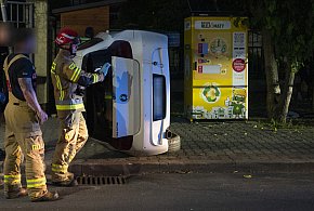 BMW wypadło z drogi i przewróciło się na bok na Bernardyńskiej [ZDJĘCIA]-88128