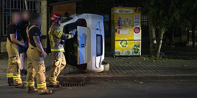 BMW wypadło z drogi i przewróciło się na bok na Bernardyńskiej [ZDJĘCIA]-88128