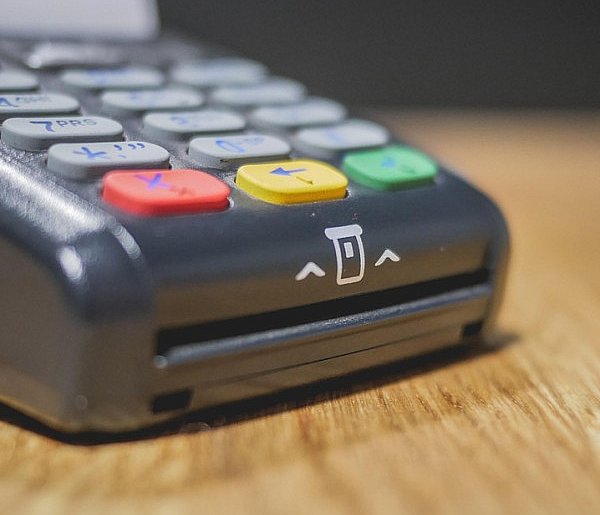 Zakaz sprzedaży i większy nadzór. Tych produktów nie kupią już nieletni-88138
