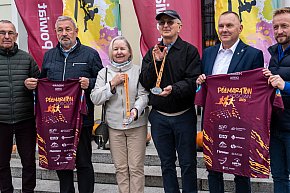 Zaprezentowano medale i koszulki na Półmaraton-4099