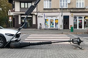 Uderzył w lampę przed przejściem dla pieszych-4125