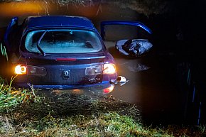 Auto wpadło do kanału w Kurzej Górze-4167