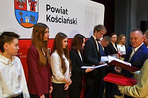 Stypendia i nagrody od starosty i powiatu-4186