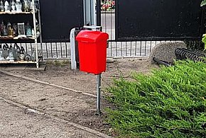 Widzisz taki pojemnik na cmentarzu. Oto, do czego służy-89277