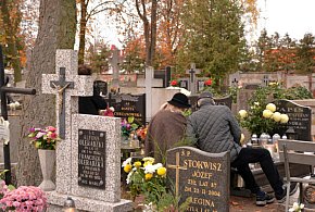 Savoir-vivre na 1 listopada. Jak się zachować podczas wizyty na cmentarzu?-89405