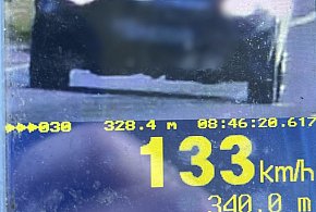 Przekroczył dozwoloną prędkość o 83 km/h-89447