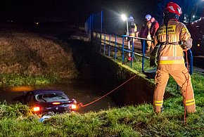 Samochód wpadł do kanału na tamie w Kurzej Górze [ZDJĘCIA]-89549
