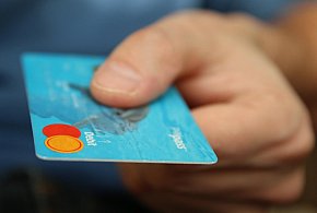 Fiskus skontroluje płatności kartą Polaków? Resort zabiera głos-89654