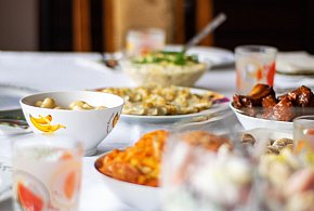 Polacy znów sięgną głębiej do kieszeni. Tyle wydają na świąteczne jedzenie-90037